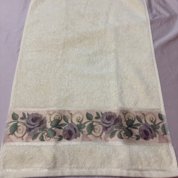 Set of 4- 3 Croscill Bath Hand Towels & 1 Wash Cloth. - Picture 2 of 4